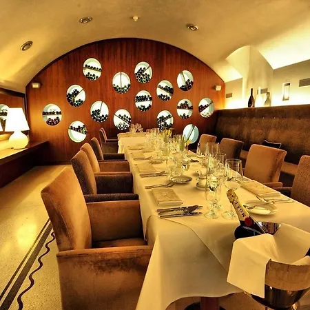 Roset & 4* Pressburg