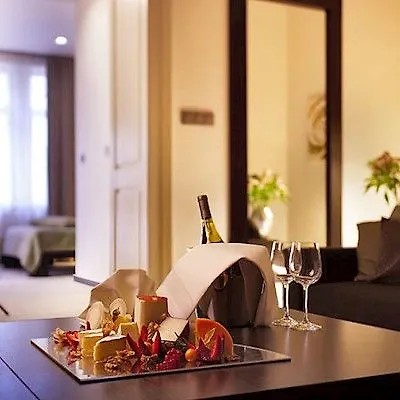 Roset & Hotel Pressburg